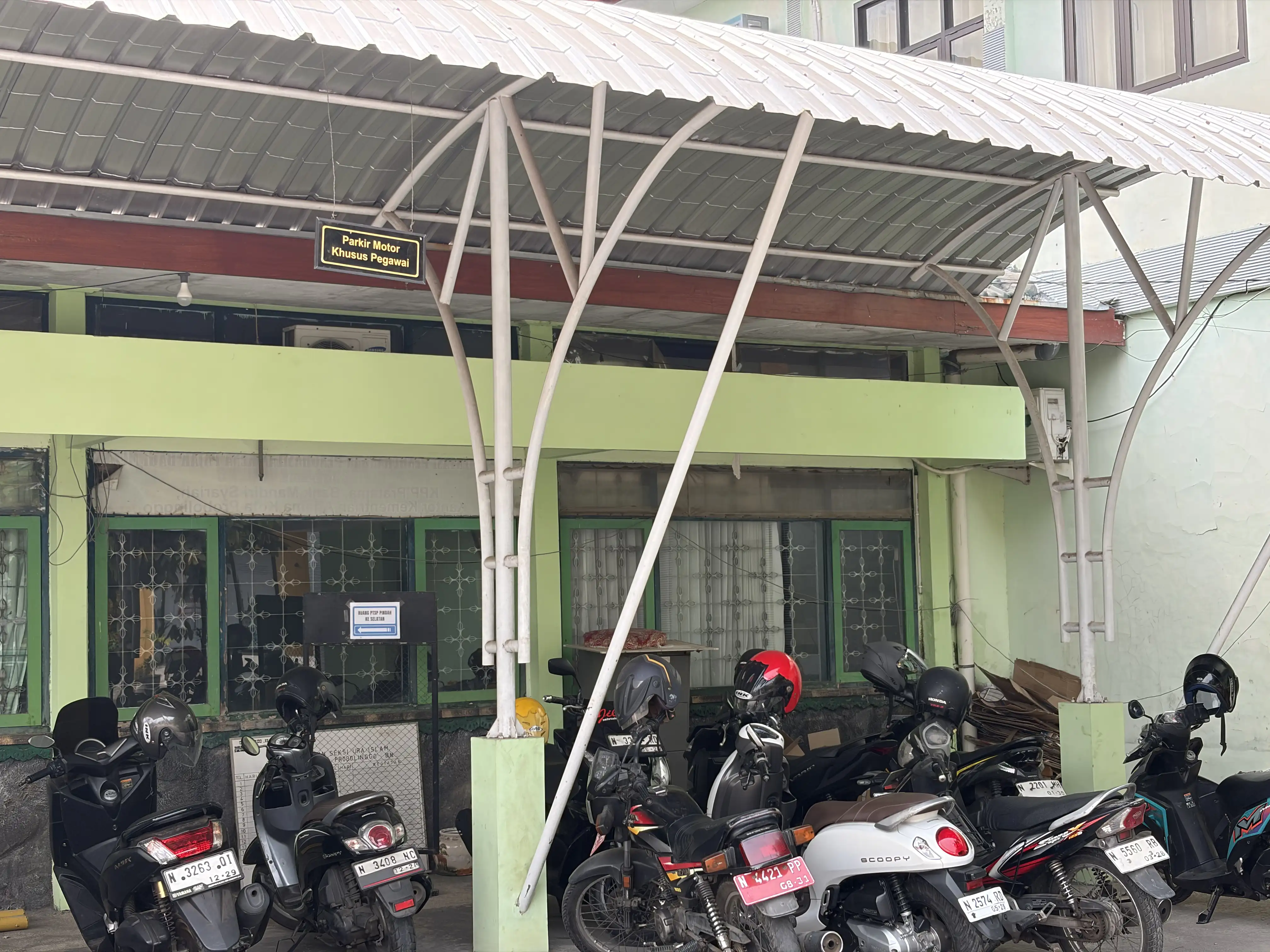 Tempat Parkir Pegawai